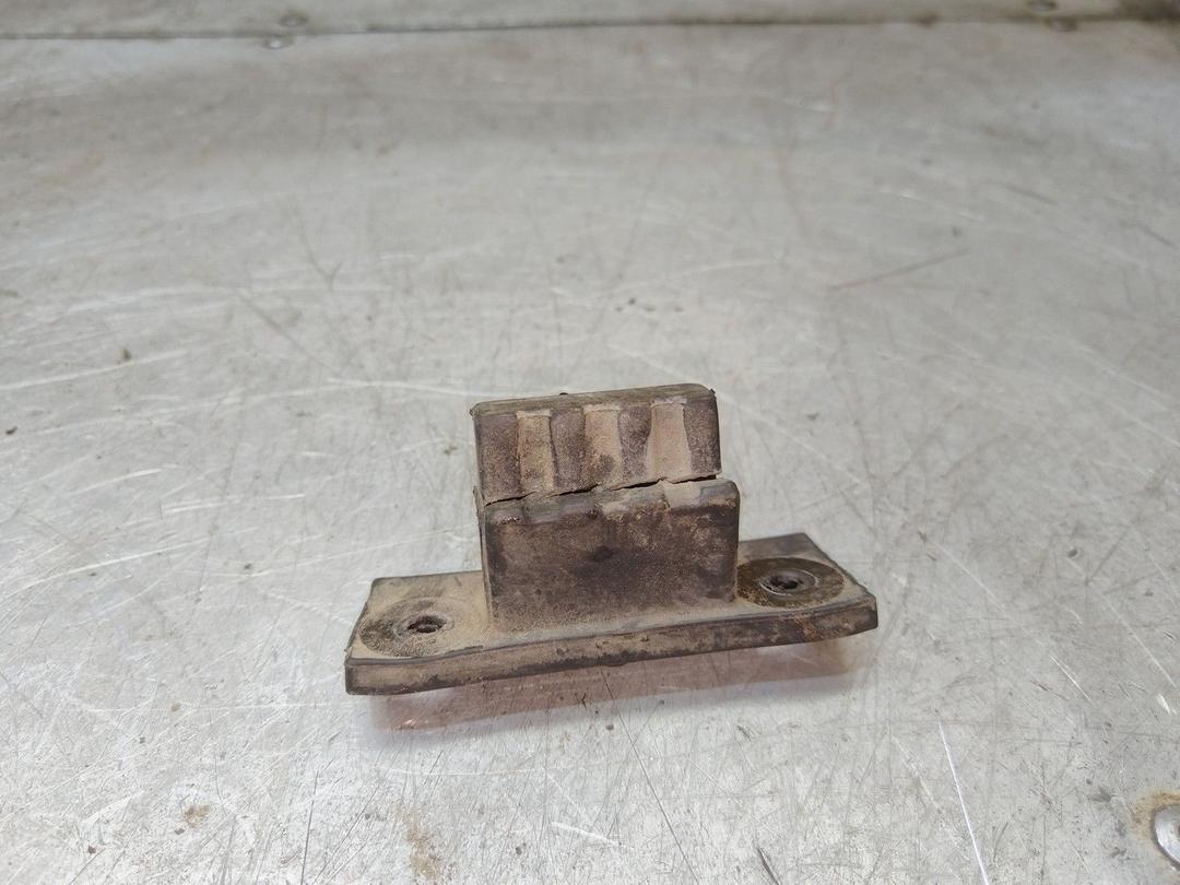 Отбойник крышки багажника 42IE6M Kia Sorento купить в магазине запчастей бу