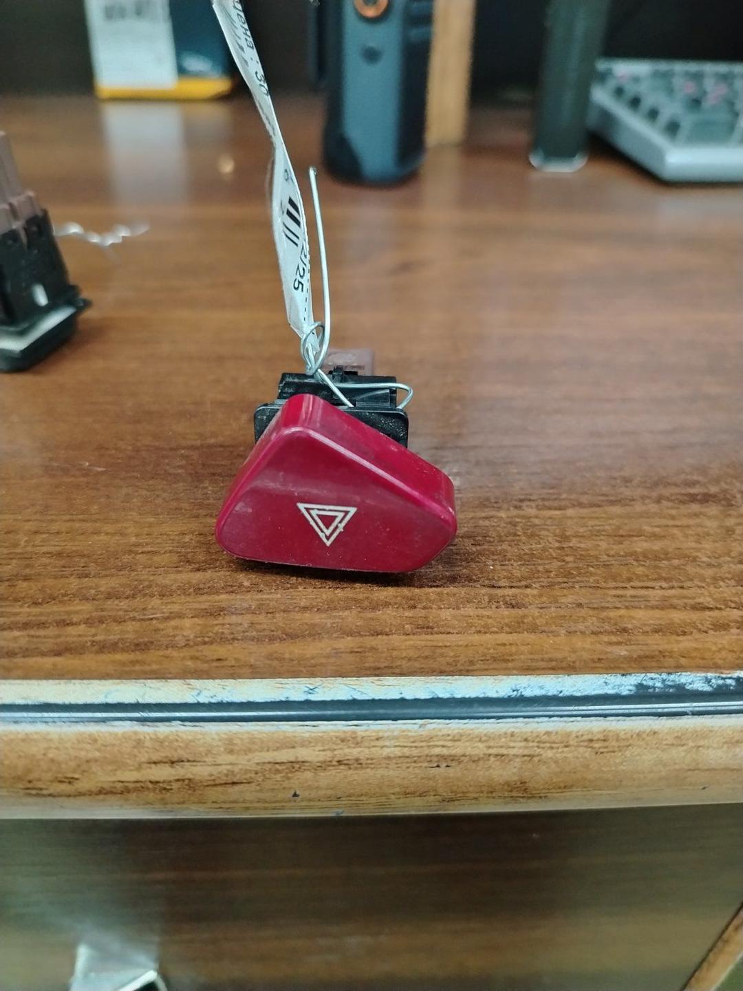 Кнопка аварийной сигнализации OL7B0D Peugeot 607