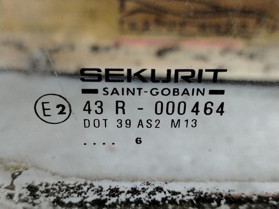 Стекло двери передней правой WZ4KS8 Peugeot 106 - Фото 2