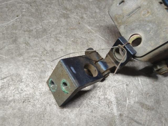 Петля двери задней правой MOM0UF Seat Altea купить в магазине запчастей бу