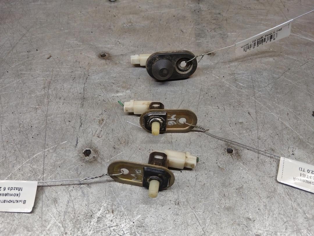 Выключатель концевой (концевик) C33TE4 Mazda 6 - Фото 1