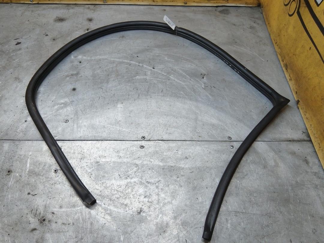 Уплотнитель двери передней левой 51VM91 Volvo V40