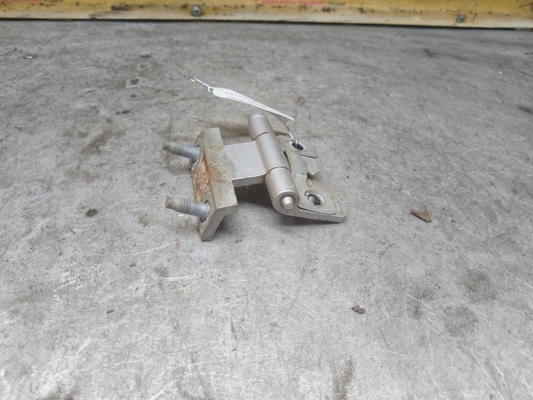 Петля крышки багажника BNUHEI Citroen Berlingo купить на авторазборке