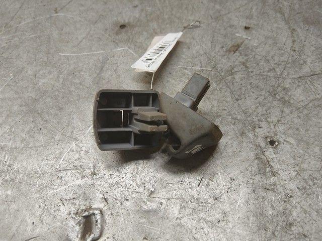 Крепление (крючок) солнцезащитного козырька 80H663 Ford Mondeo купить в магазине запчастей бу