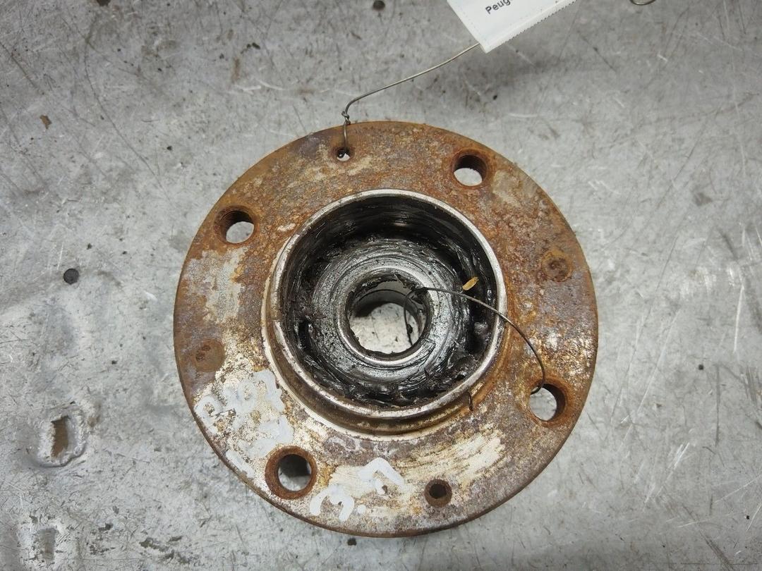 Ступица задняя правая D0V1WD Peugeot 307