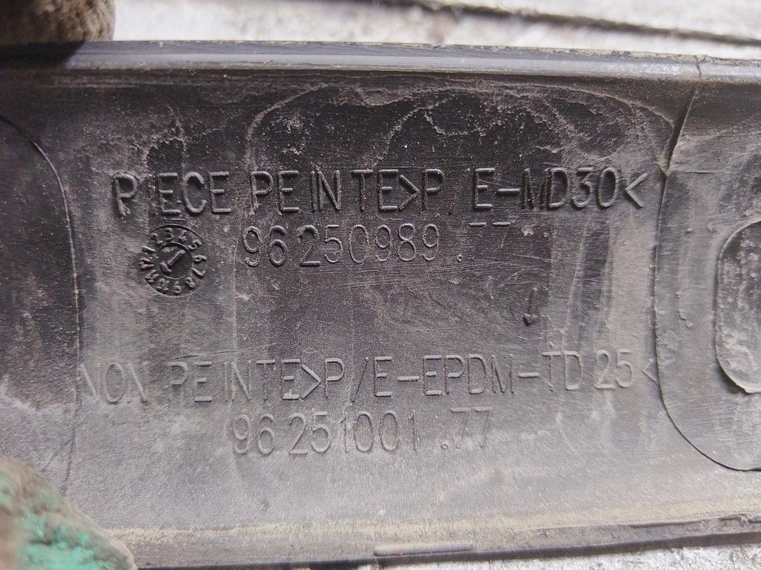 Молдинг крыла заднего правого 4CCU98 Peugeot 206 купить с доставкой