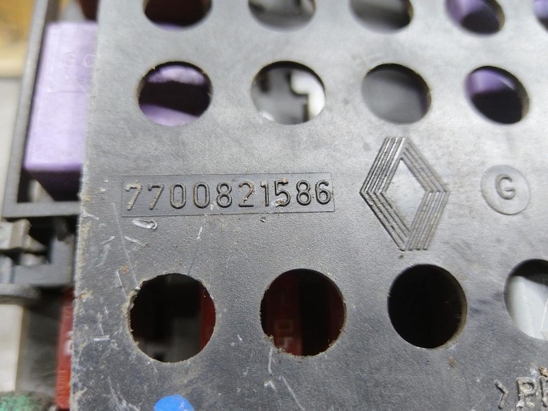 Блок предохранителей 4SR6CR Renault Laguna купить в магазине запчастей бу