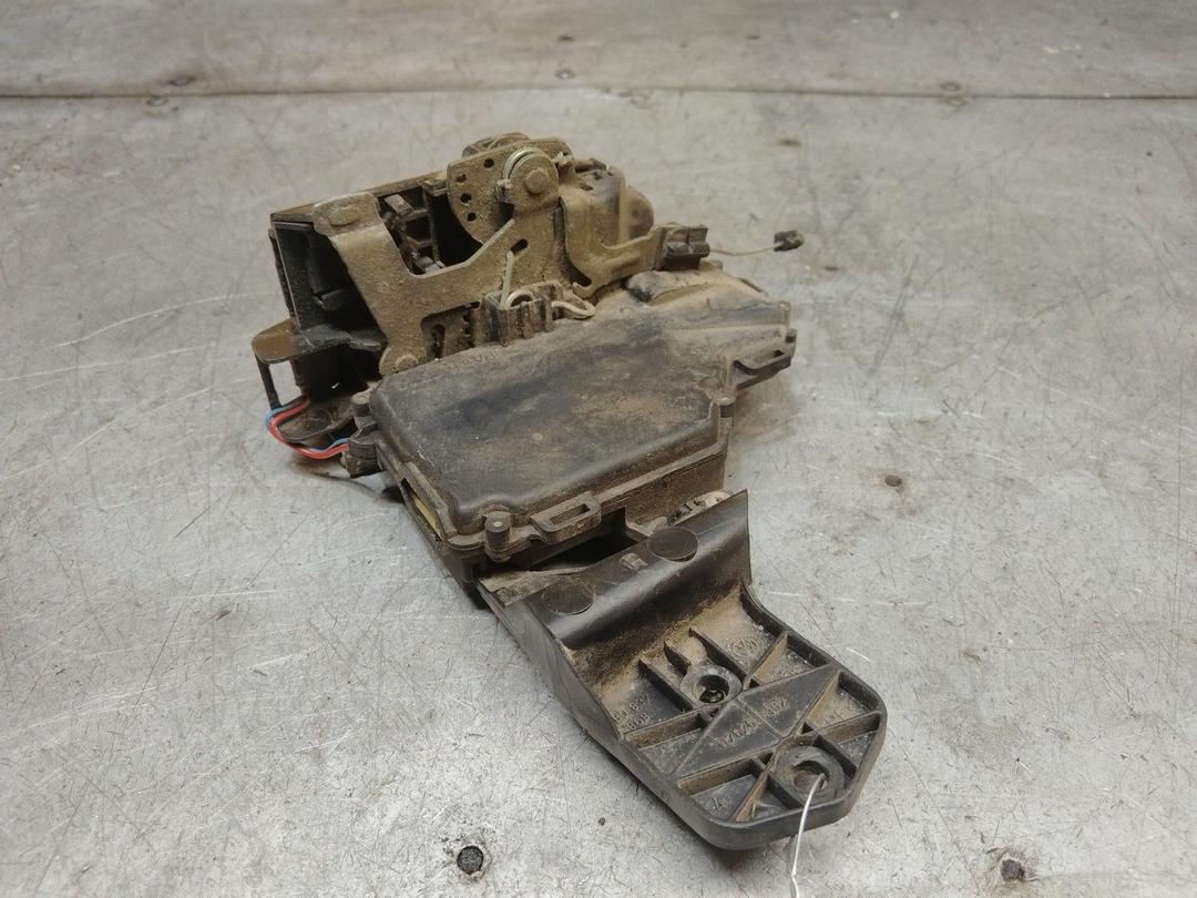 Замок двери задней правой Y5GC4B Volkswagen Passat купить