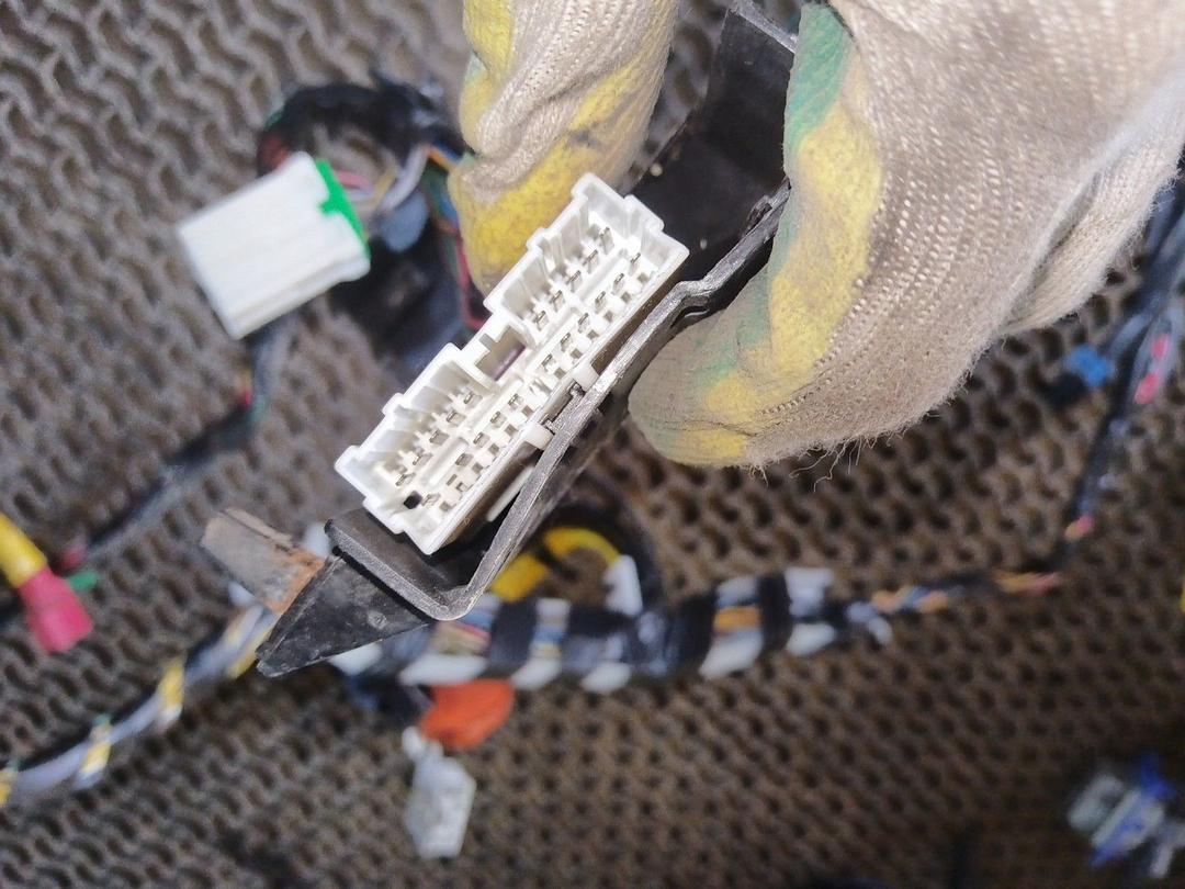 Проводка салона HUC767 Mitsubishi Carisma купить