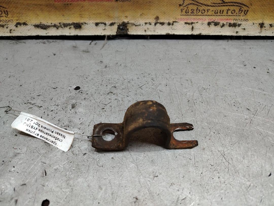 Крепление втулки стабилизатора 4Y51NU Nissan Primera - Фото 1