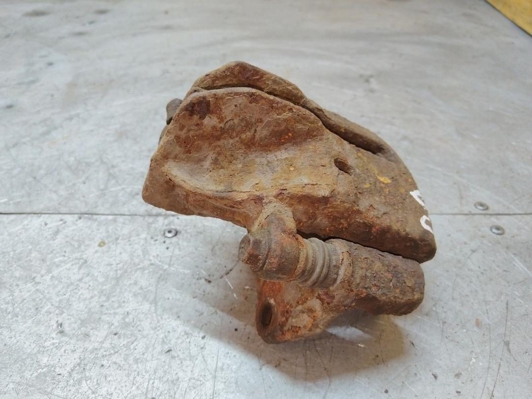 Суппорт передний левый O90OEM Mitsubishi Carisma купить в магазине запчастей бу