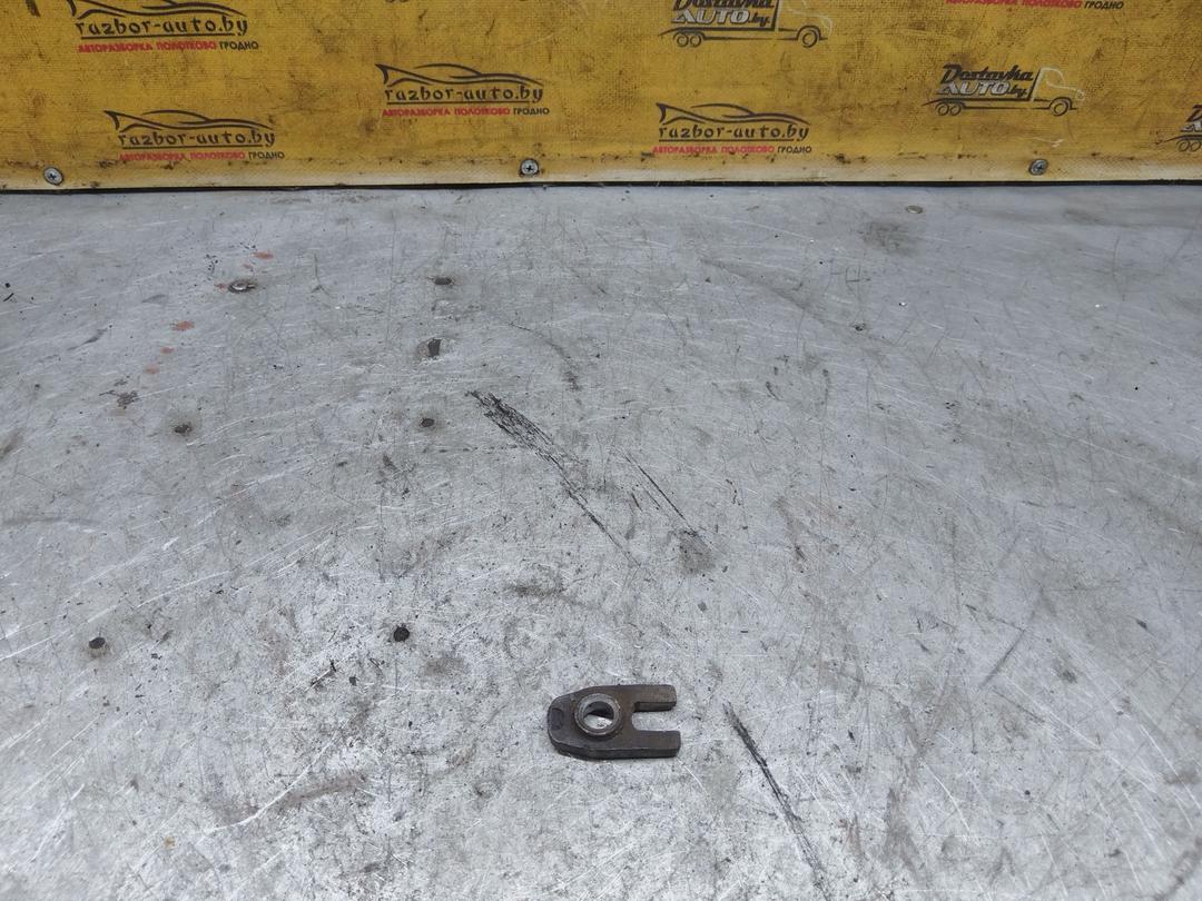 Скоба (кронштейн) крепления форсунки Y05359 Nissan Note