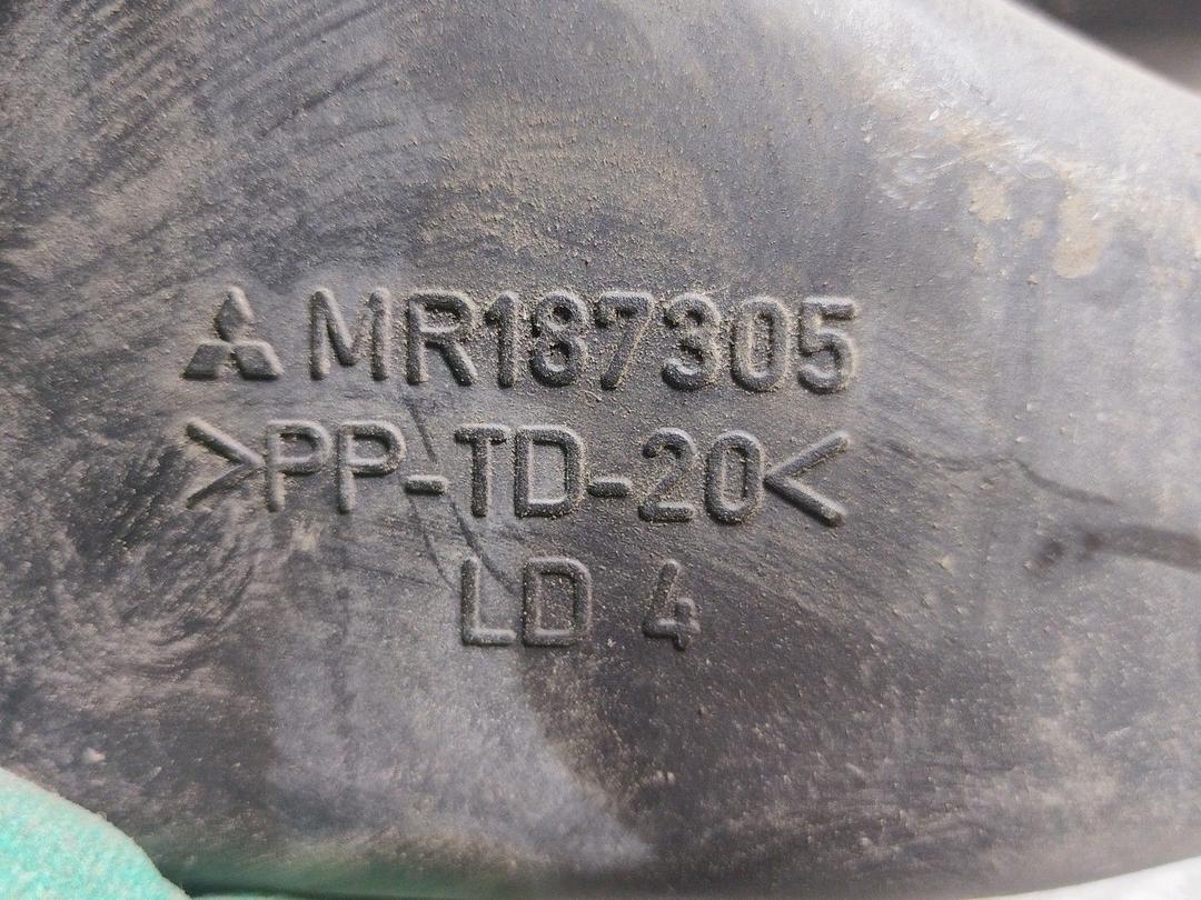 Патрубок воздушного фильтра GB4KF0 Mitsubishi Carisma купить на авторазборке