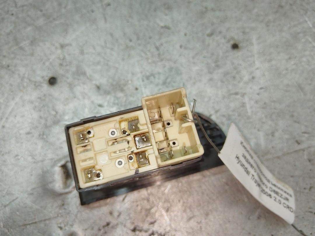 Кнопка стеклоподъемника заднего левого D6EZJR Hyundai Trajet - Фото 3