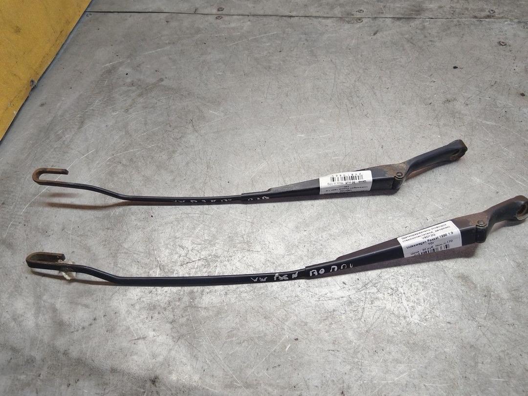 Щеткодержатель (поводок стеклоочистителя, дворник) V9D12Q Volkswagen Passat