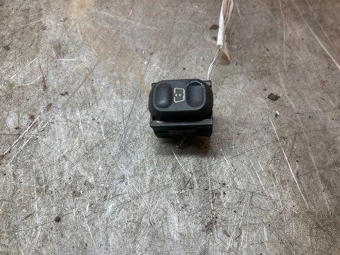 Кнопка стеклоподъемника заднего левого 9TY7HP Opel Vectra