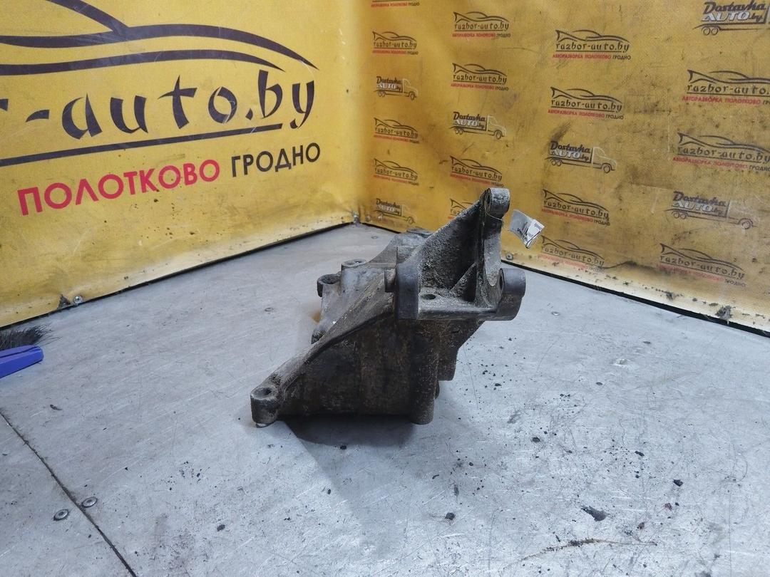 Кронштейн генератора ZWTY04 Renault Laguna купить в магазине запчастей бу