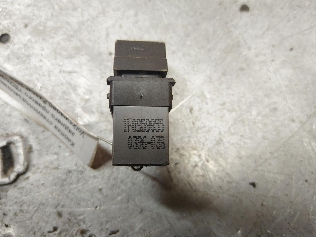 Кнопка стеклоподъемника заднего правого YEDW9N Volkswagen Passat купить на авторазборке