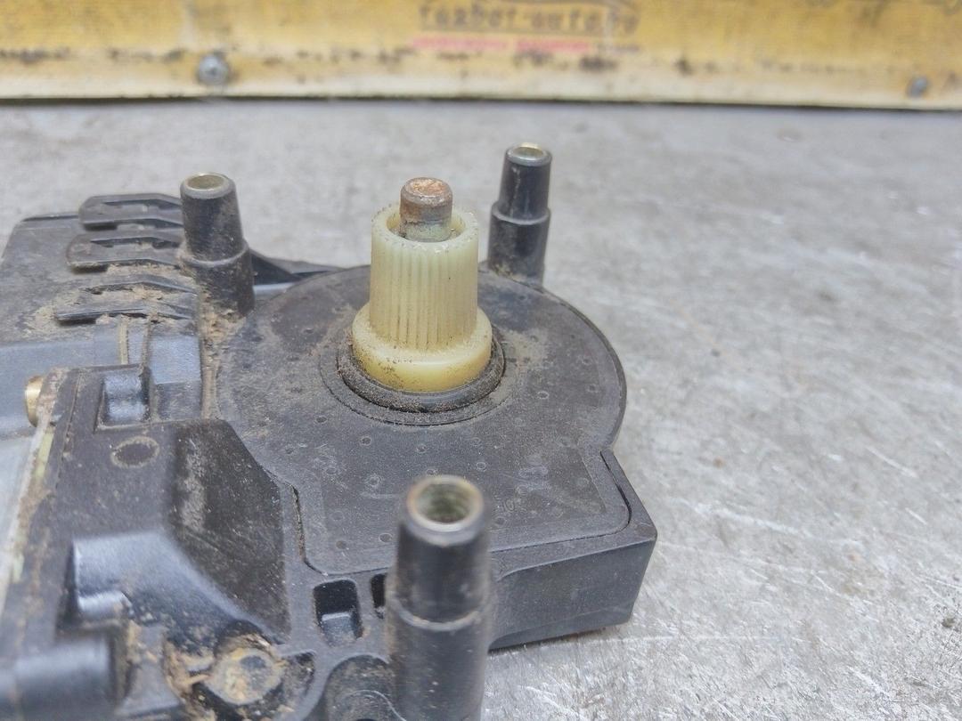 Моторчик стеклоподъемника передний левый P90ZJ9 Audi A6 купить