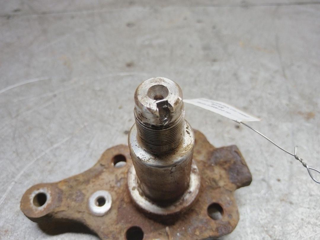 Цапфа задняя (ось ступицы) R8Y109 Mazda 6 купить