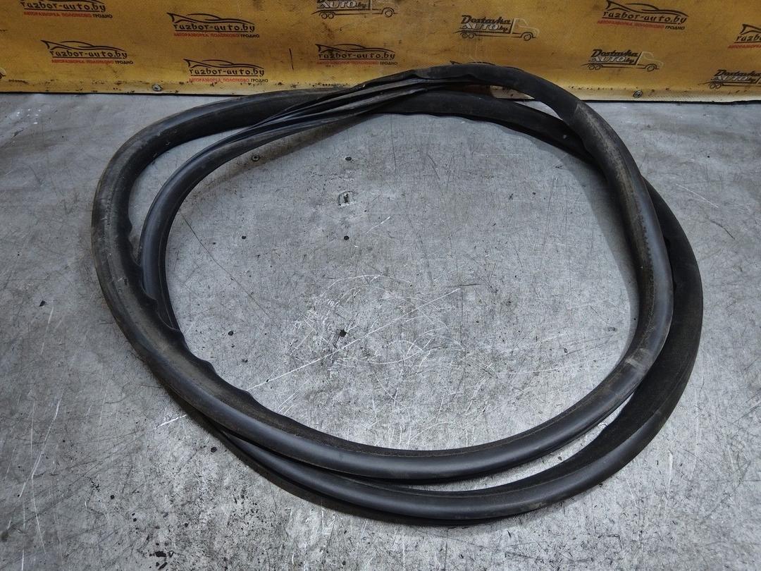 Уплотнитель двери передней правой 4ZR2AA Volvo XC70