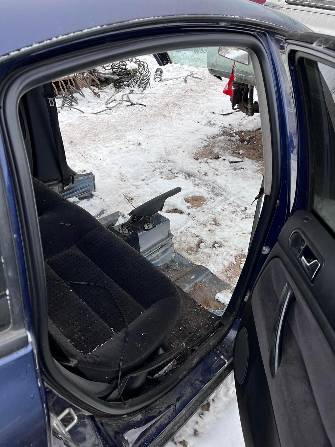 Уплотнитель двери задней правой RH22Y5 Volkswagen Passat