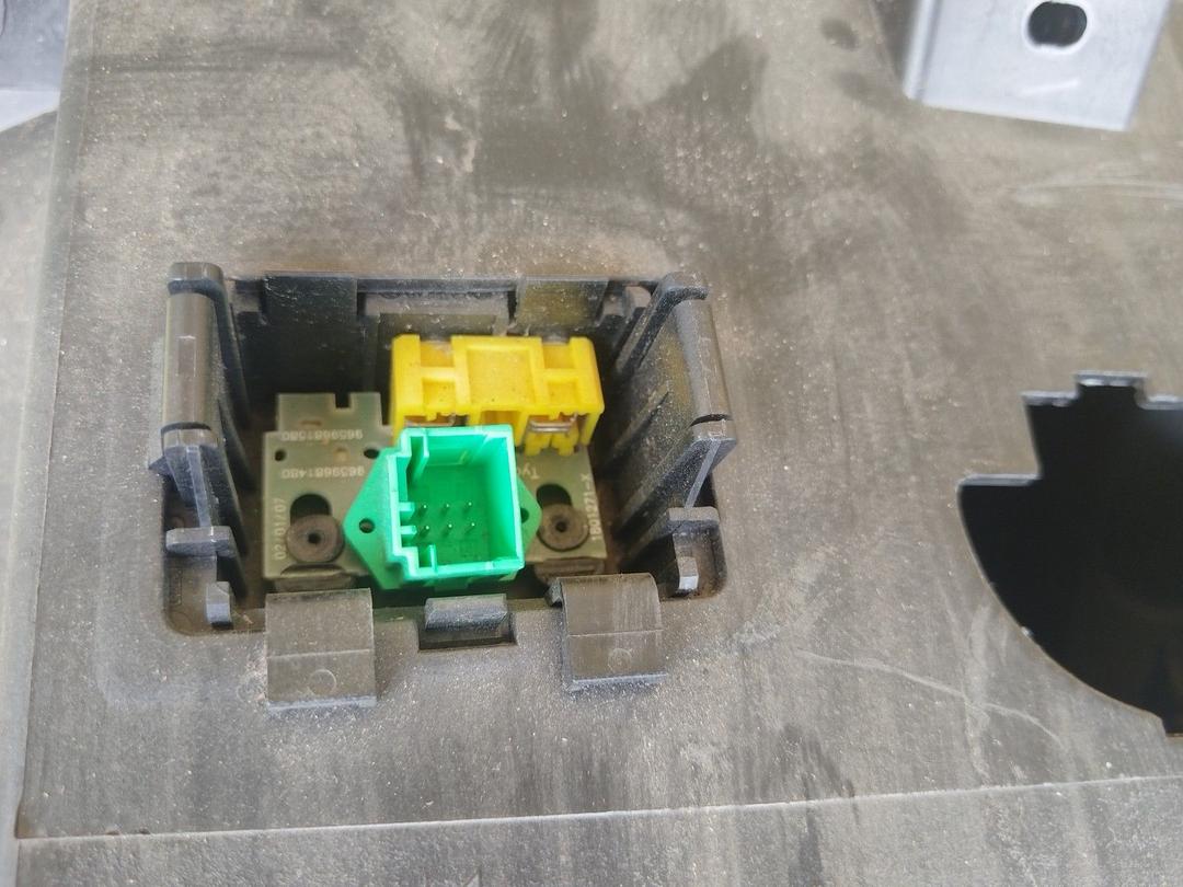 Бардачок JYQ4KS Peugeot 207 undefined