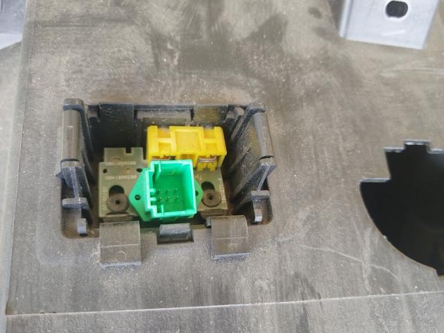 Бардачок JYQ4KS Peugeot 207 undefined