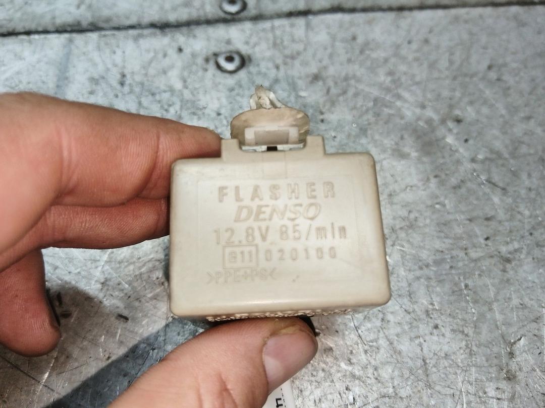 Реле поворотов ZRM93O Toyota Avensis купить с доставкой