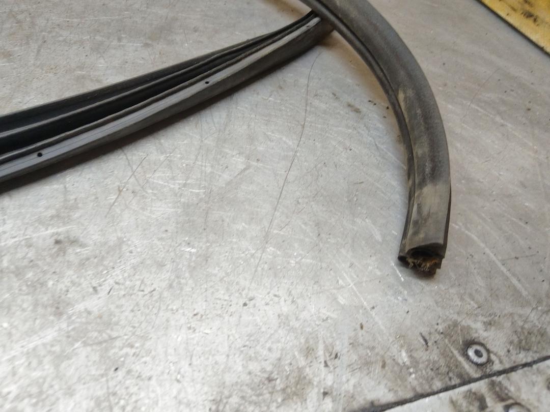 Уплотнитель двери задней левой KFL7JB Toyota Avensis - Фото 4