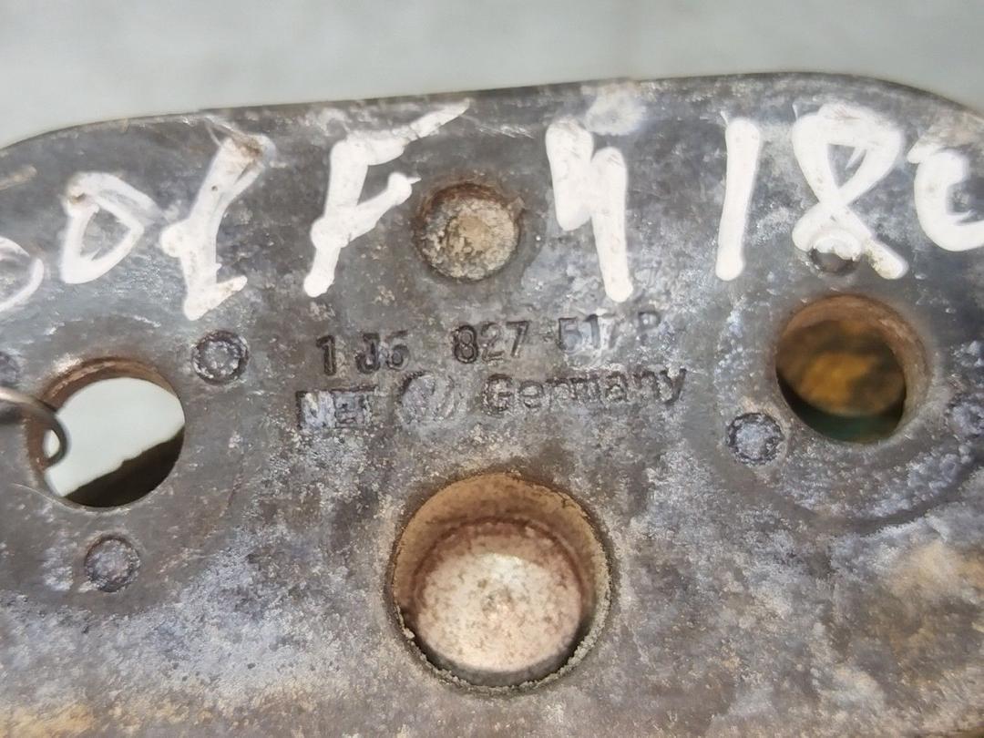 Ответная часть замка багажника V12ZIX Volkswagen Golf купить в магазине запчастей бу