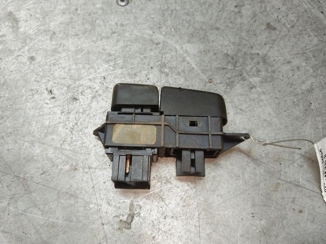 Кнопка подогрева заднего стекла 2SOJBH Mitsubishi Carisma купить с доставкой