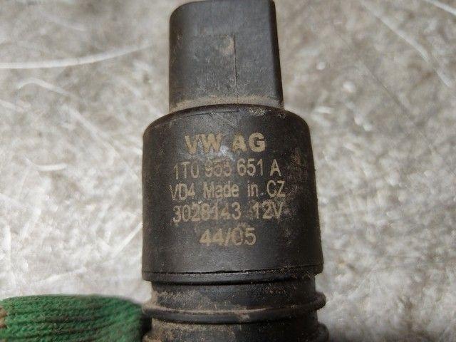 Насос (моторчик) омывателя стекла ND1H81 Volkswagen Passat купить на авторазборке