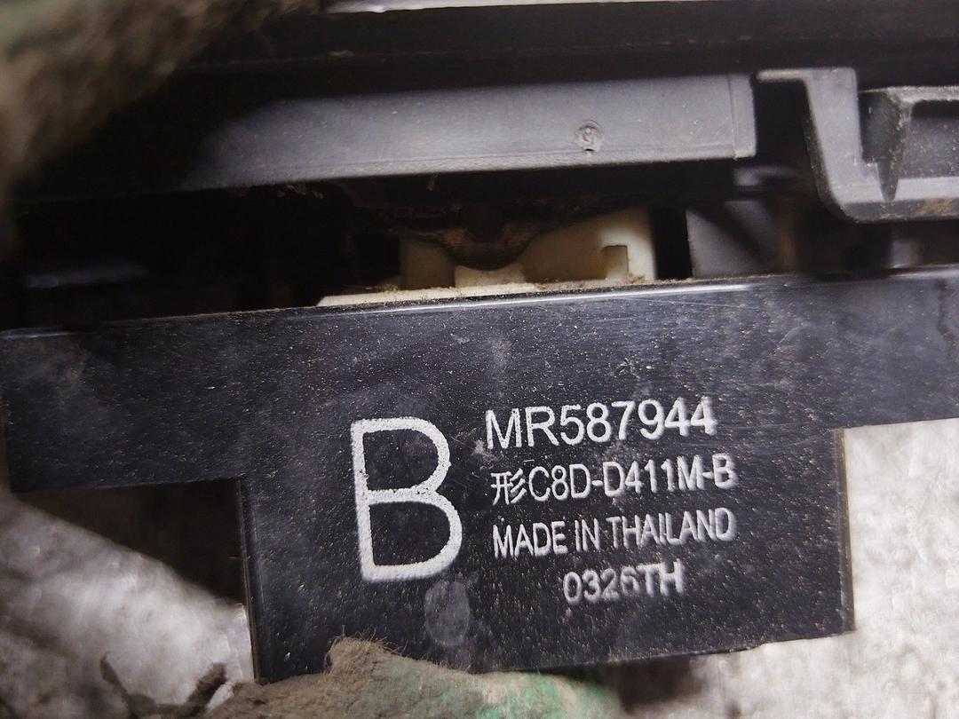 Кнопка стеклоподъемника переднего правого T1W4HX Mitsubishi Colt - Фото 5
