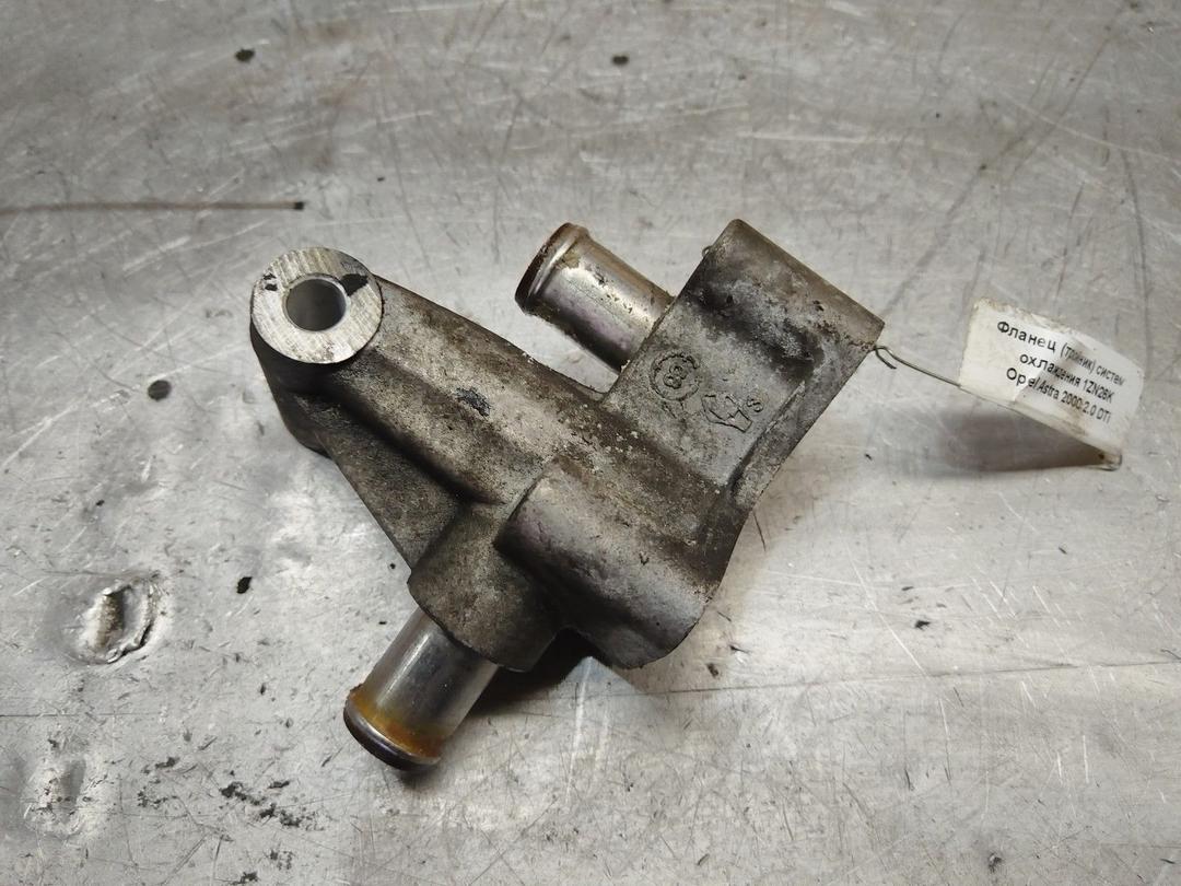 Фланец (тройник) системы охлаждения 1ZN26K Opel Astra - Фото 1