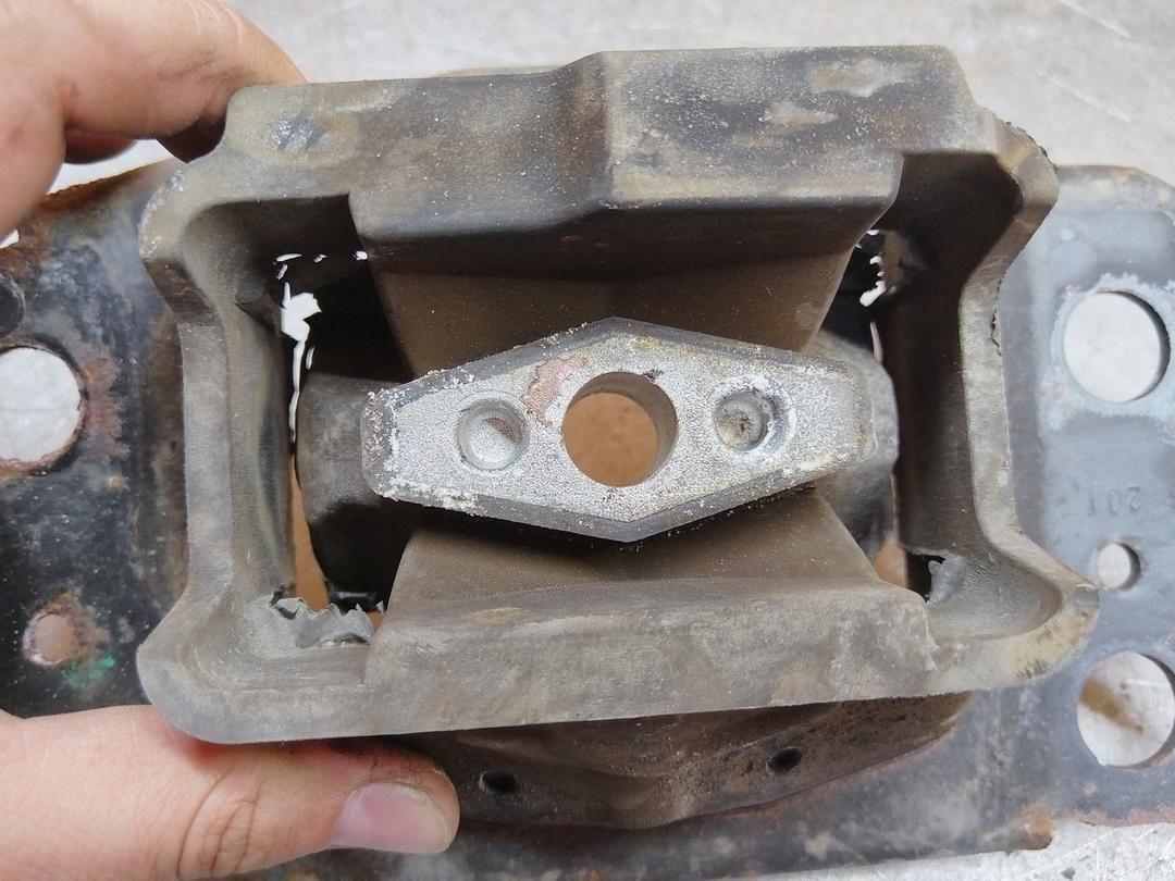 Подушка крепления КПП JQ4XW3 Ford Fusion купить в магазине запчастей бу