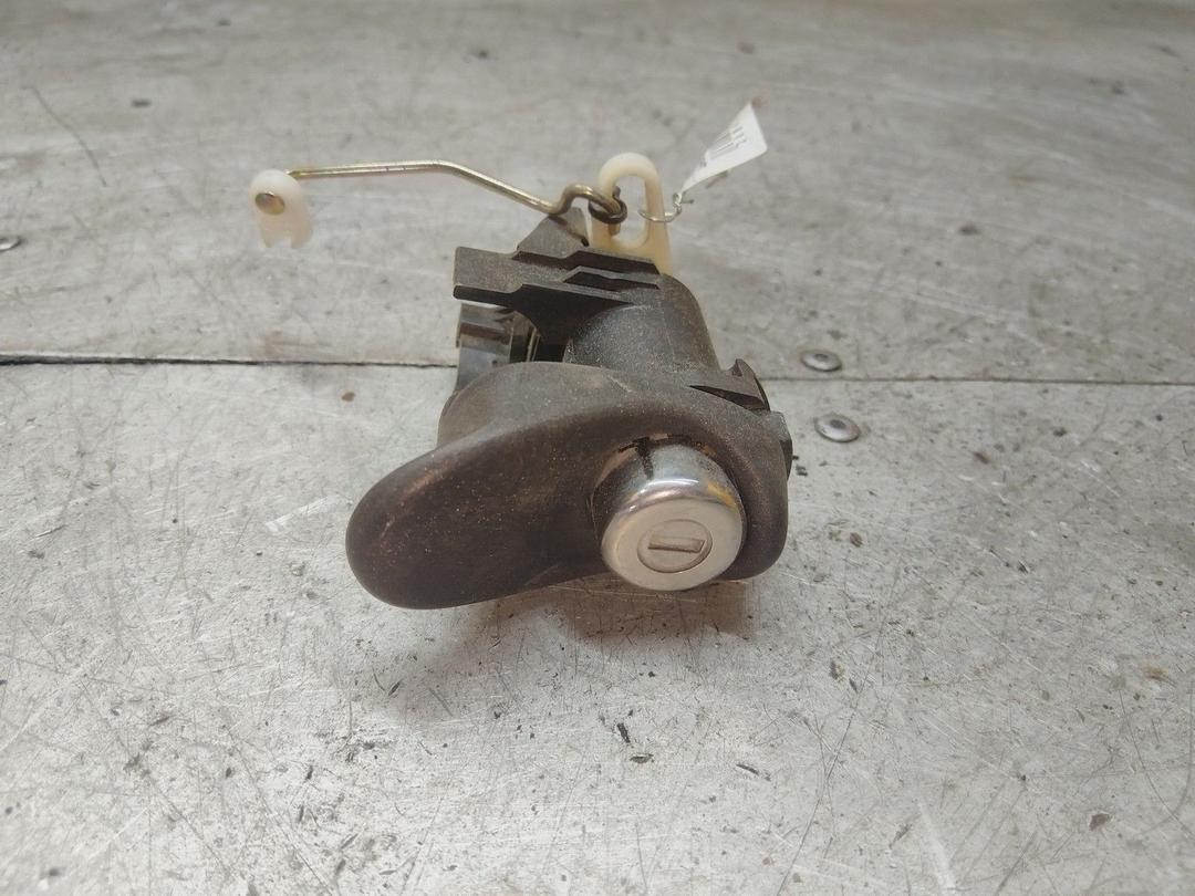 Кнопка открытия багажника UW0X7B Toyota Yaris