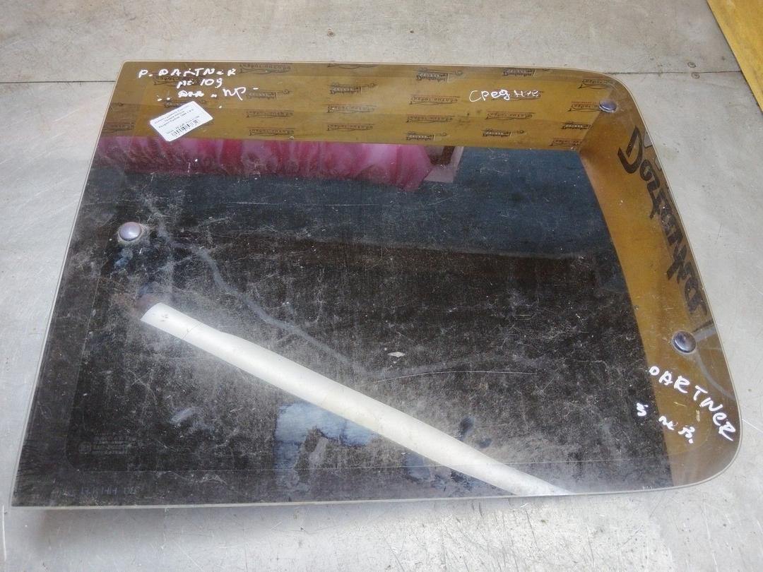 Стекло кузовное боковое правое IU8UJN Peugeot Partner