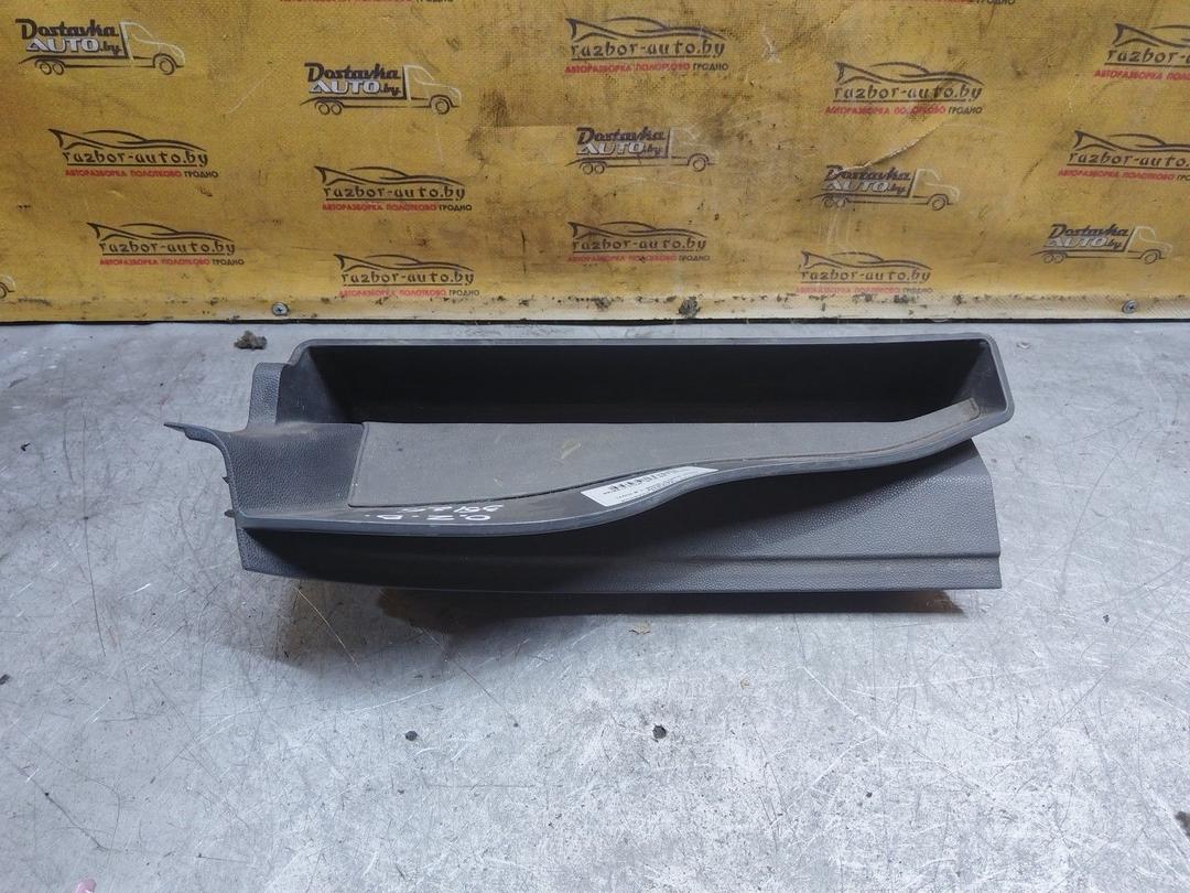 Пластик салазок сиденья 4SK2WF Opel Zafira