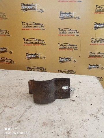 Крепление втулки стабилизатора E7AD17 Peugeot 306 - Фото 1