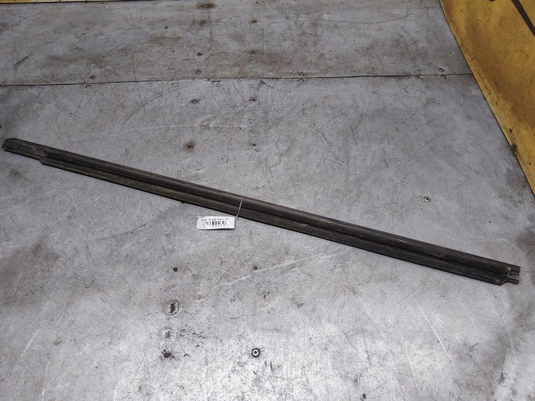 Уплотнитель стекла двери (бархотка) 2H4CRH Alfa Romeo 147 - Фото 2