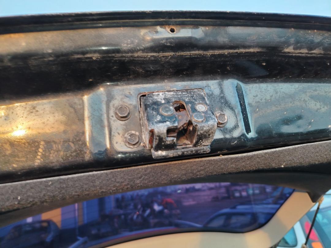 Замок багажника L2RQ38 Toyota Avensis