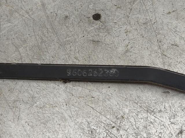 Щеткодержатель (поводок стеклоочистителя, дворник) S0G35M Citroen Saxo купить в магазине запчастей бу