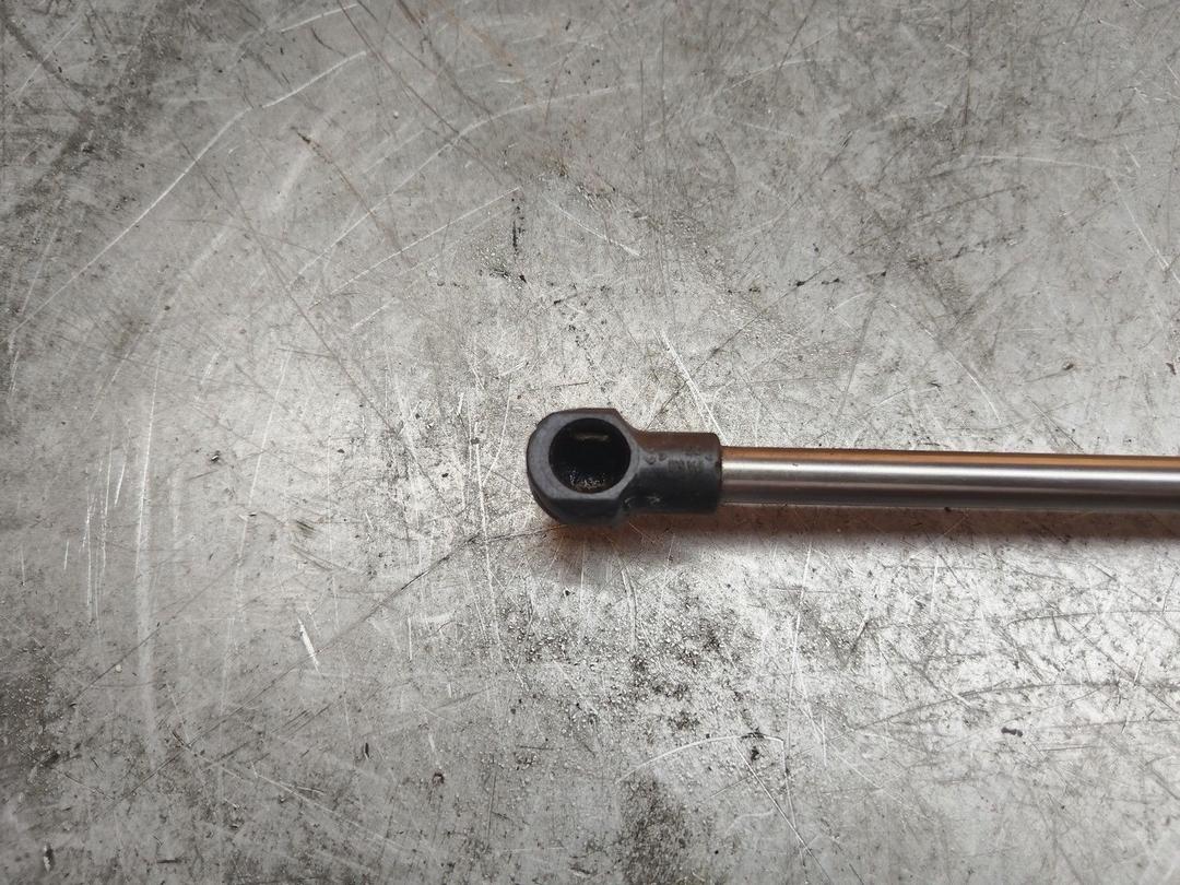 Амортизатор капота FB4RR2 Volkswagen Golf купить с доставкой