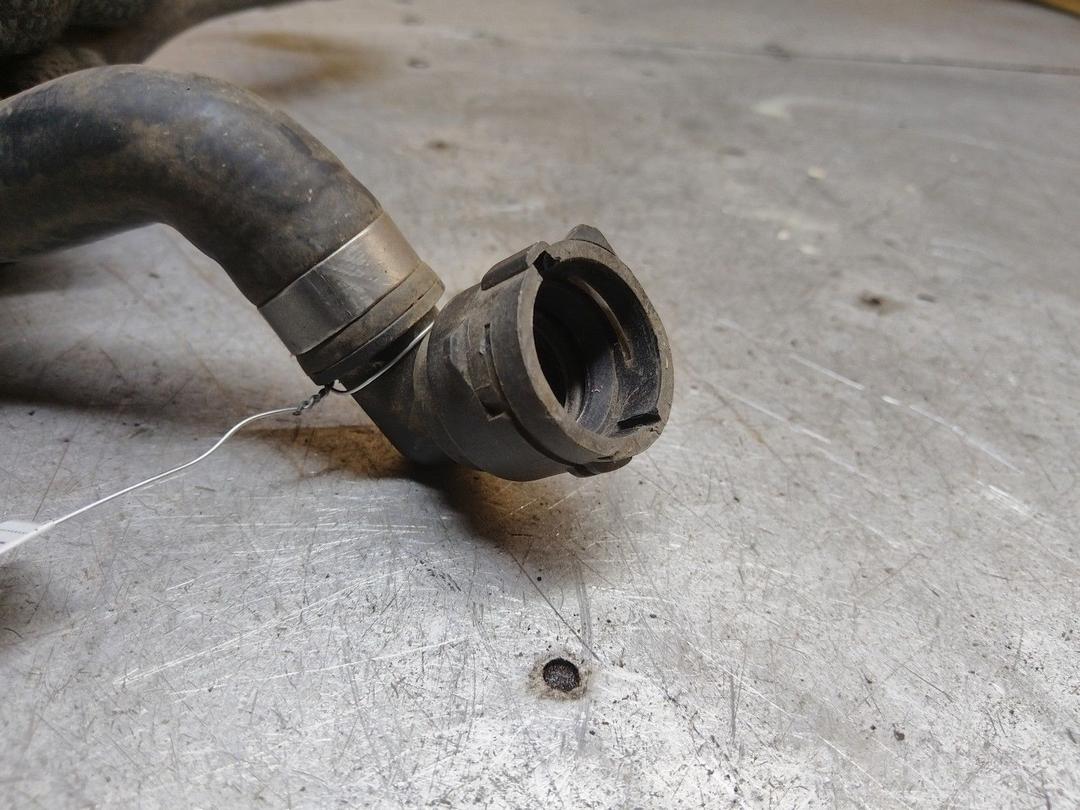 Патрубок отопителя (печки) XC1SC9 Volkswagen Passat купить в магазине запчастей бу