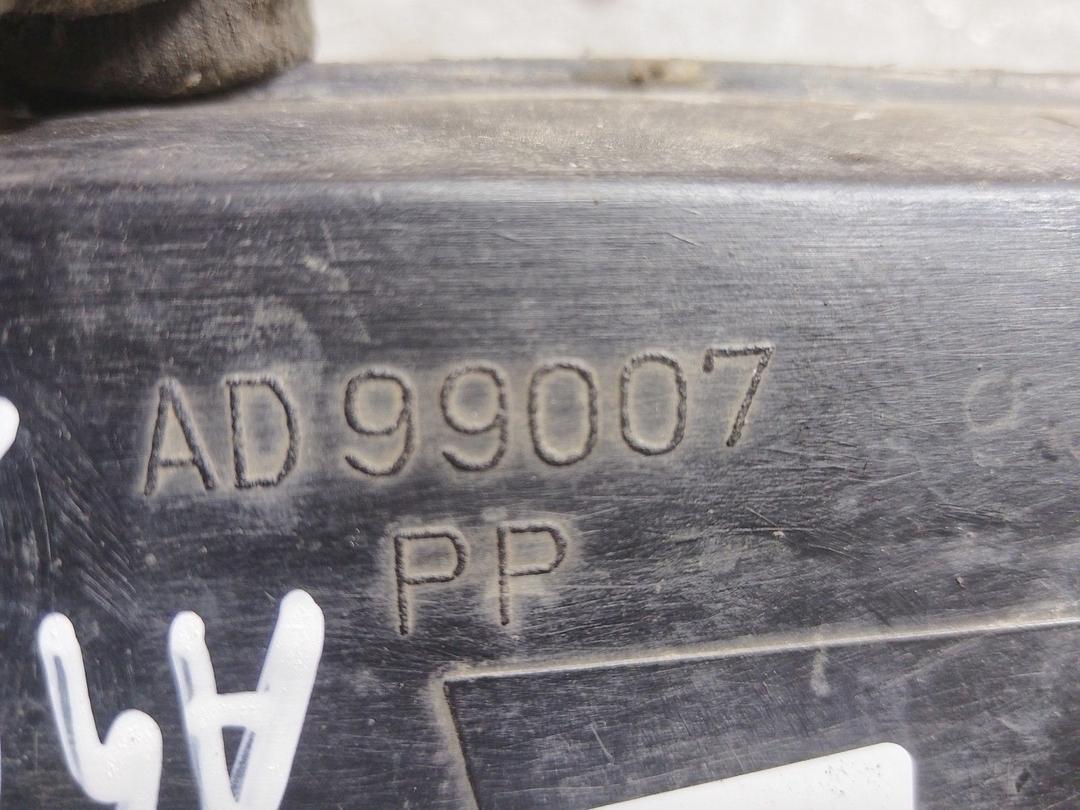 Заглушка (решетка) в бампер передний MVK5DU Audi A4 купить в магазине запчастей бу