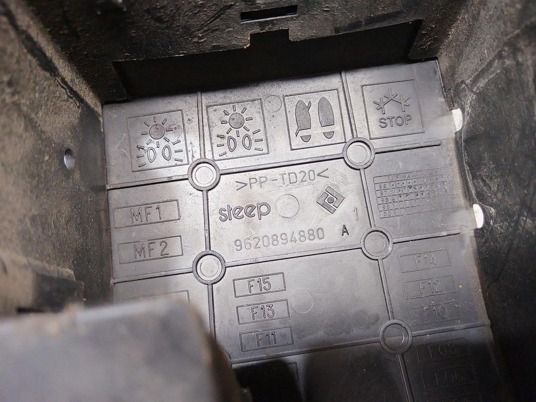 Короб предохранителей 60458R Peugeot 306 купить в магазине запчастей бу