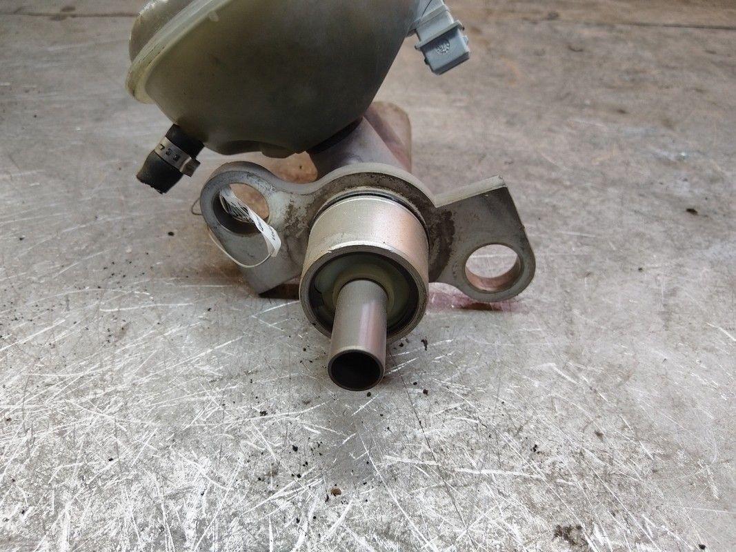 Цилиндр тормозной главный GHMLL8 Volkswagen Passat купить в магазине запчастей бу