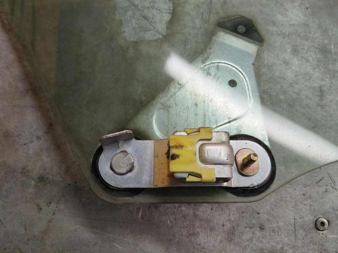 Стекло двери задней правой 0F5BEF undefined