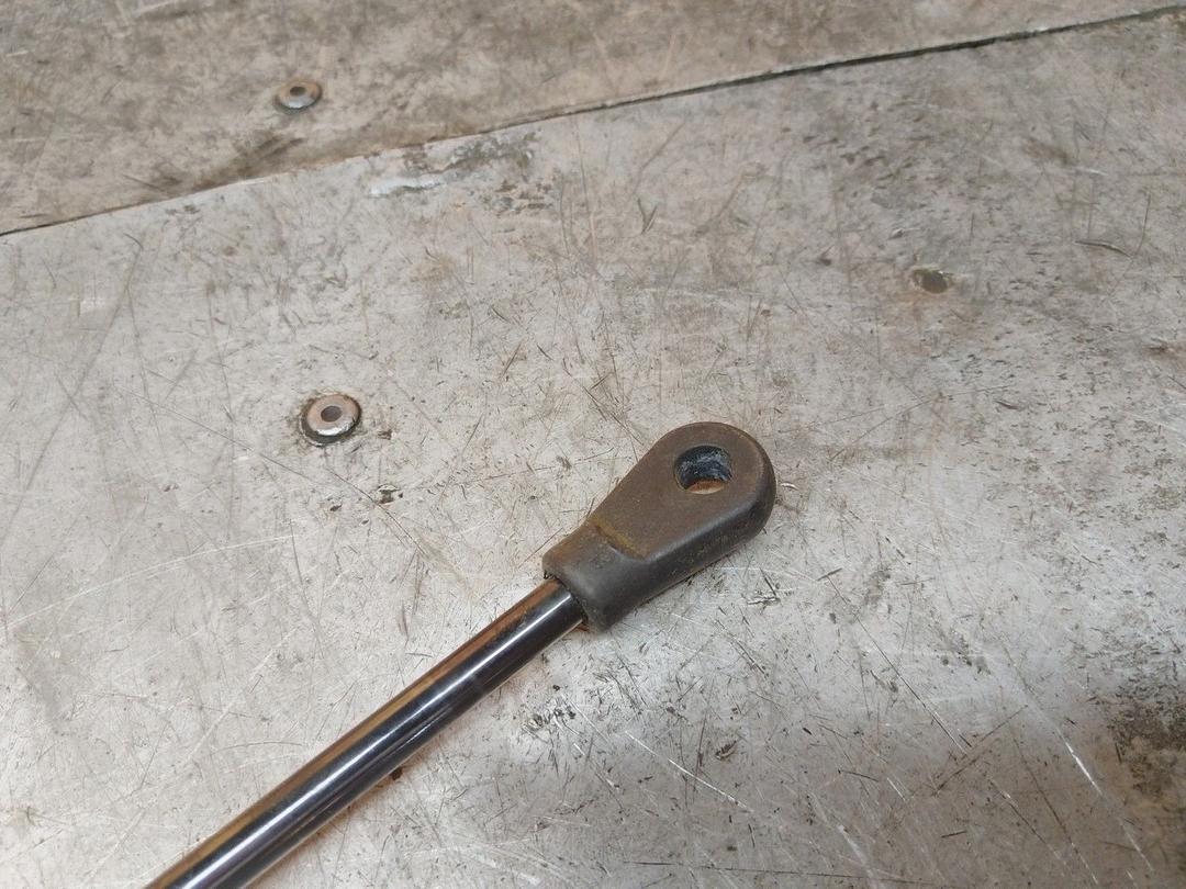 Амортизатор капота E2OMEQ Audi A4 - Фото 3